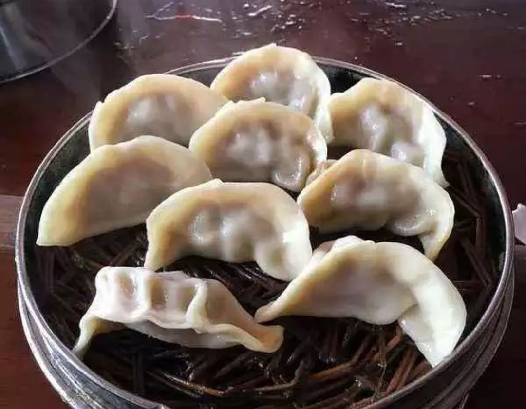 婆婆最拿手的烫面饺子,一饺两吃,皮脆馅香,吃到停不下来,过瘾