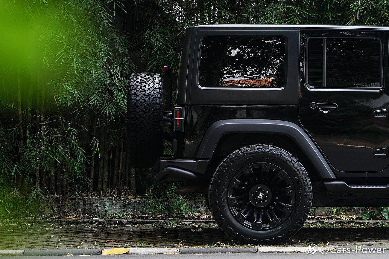 全黑艺术照,这辆jeep牧马人气势不输奔驰g级,价格不到g级一半!