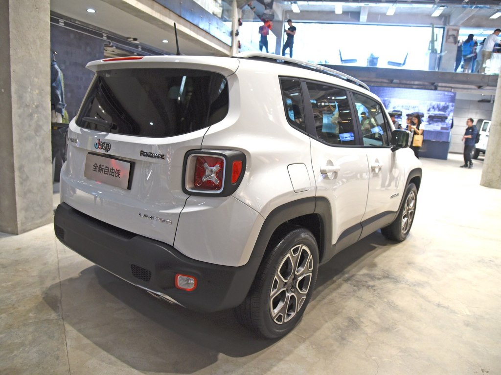 强哥车展秀:青春期小伙儿 国产jeep自由侠