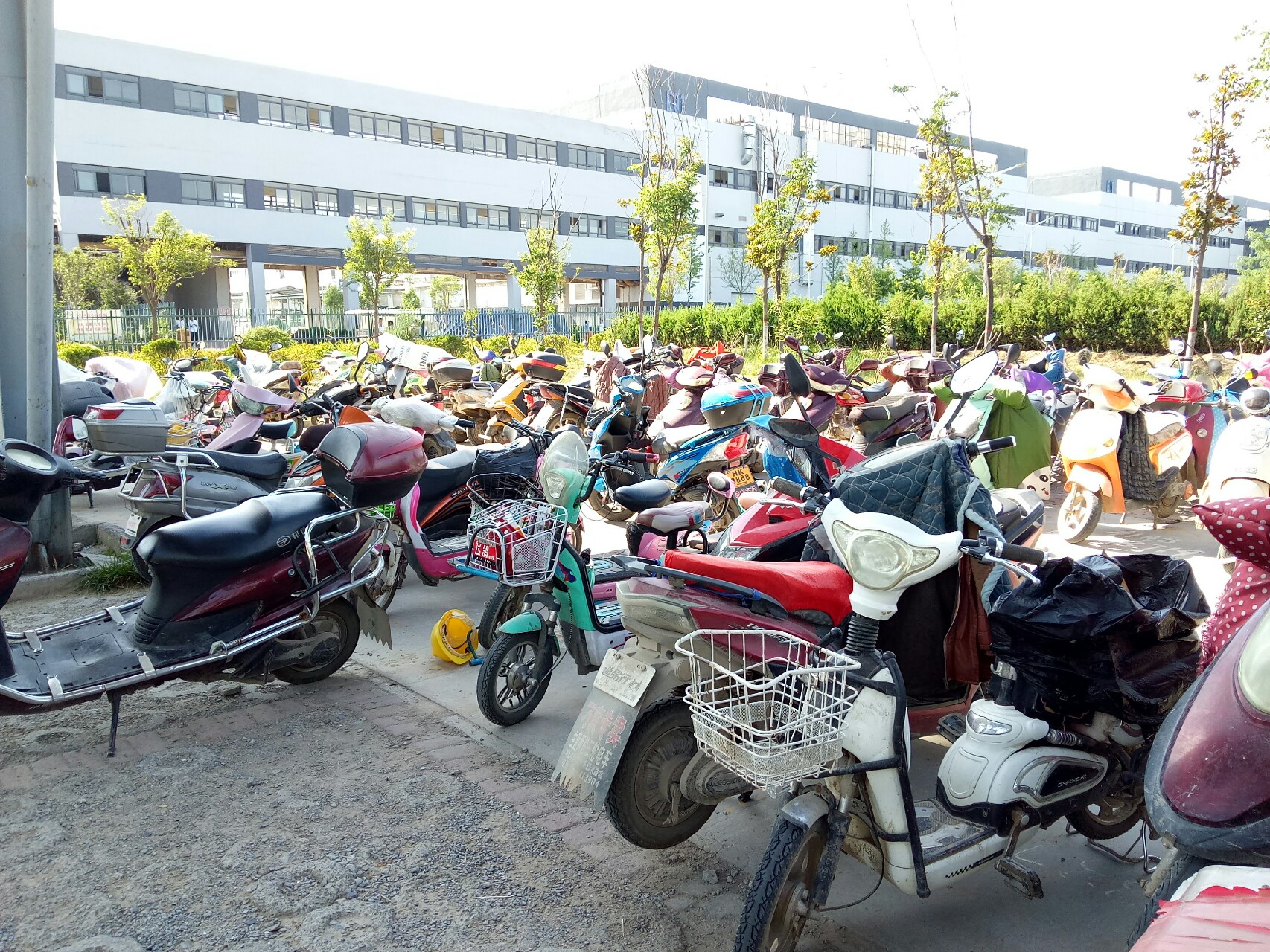 郑州富士康员工上下班:自行车电动车摩托车,车水马龙如万马奔腾