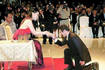 为何明星给外国人下跪,他跪日本人引众怒,而李连杰却跪出了尊严