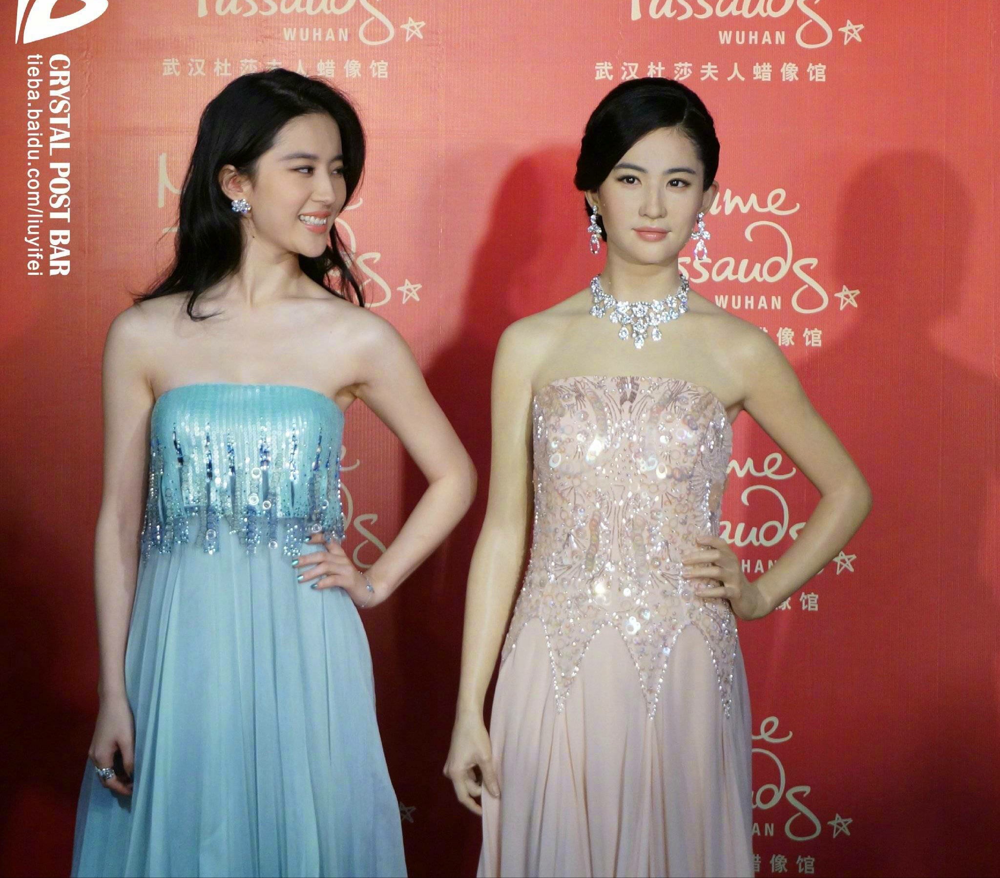 当红女明星和自己的蜡像合照,除了赵丽颖,都和本人很像