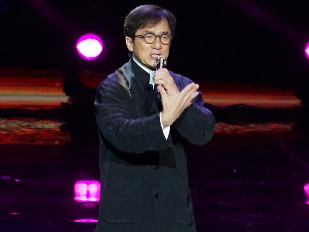 首届上合组织国家电影节开幕,成龙举拳头献唱