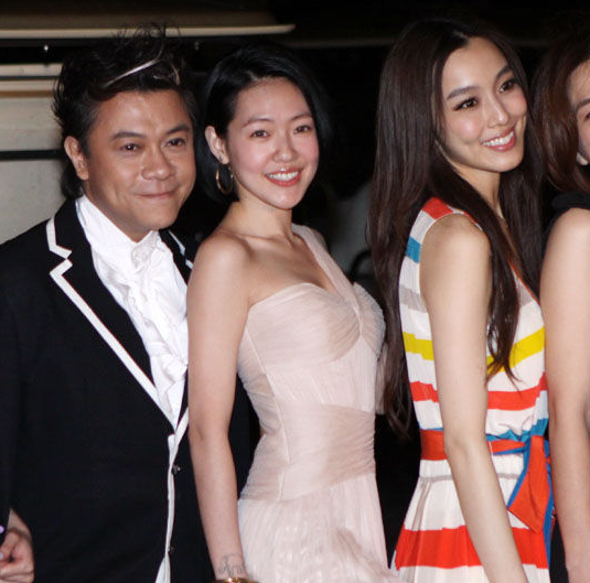 范玮琪与大小s亲密同框晒合影,三人脸贴脸大秀姐妹情深