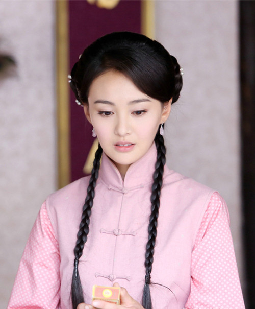 郑爽,在《抓住彩虹的男人》中饰演女主彩虹,的确是以女主名字"命名".
