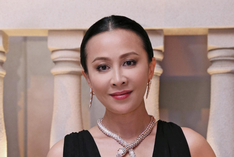 同是60后女演员,吕丽萍老了,刘佳老了,而她依然明艳动人像25岁