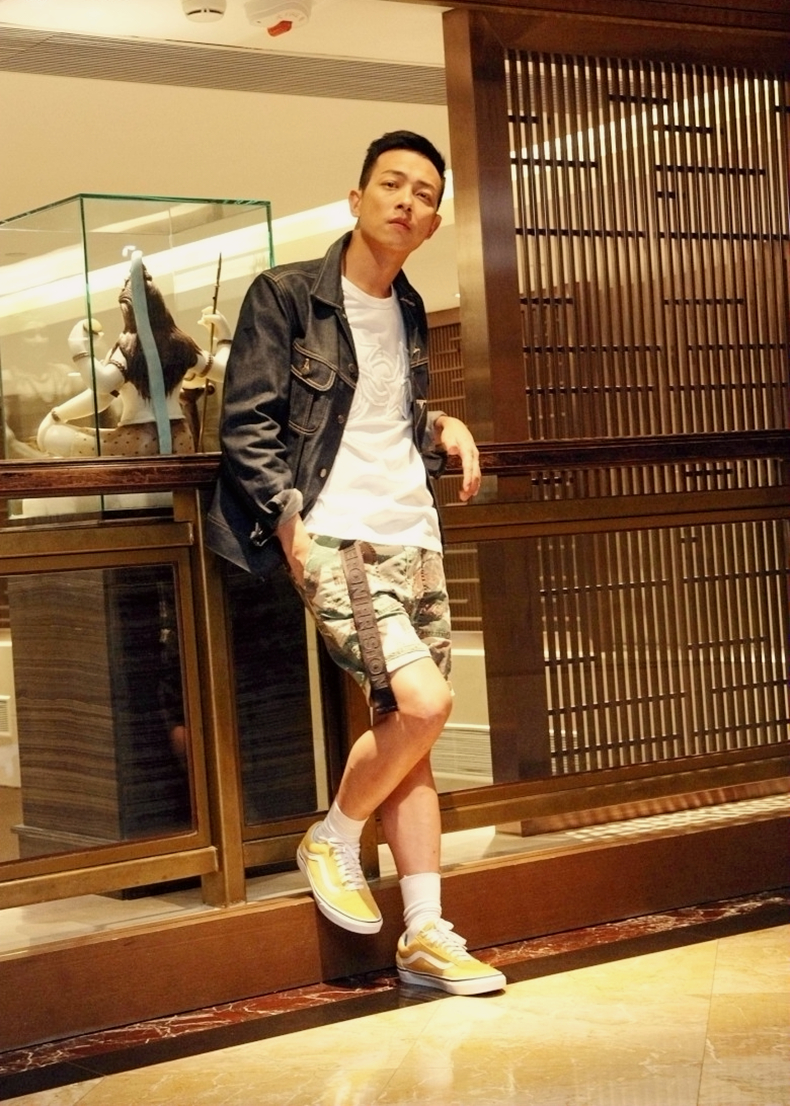 tvb梁烈唯接受专访,帅气look充满活力,阳光有型!