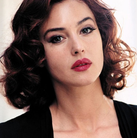 玛莲娜没有生活来源,镇上人不卖给玛莲娜食物,基本的生活保障都没有