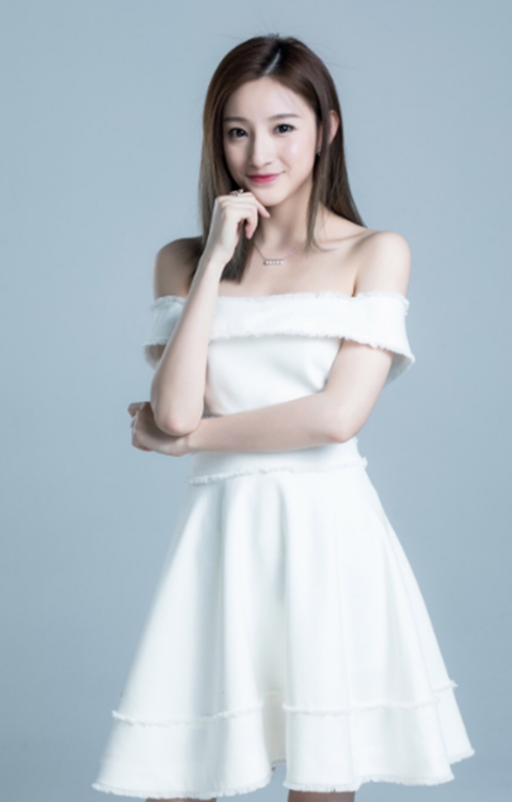 肌肤水润,婀娜多姿——世界杯央视豪门盛宴主持马凡舒
