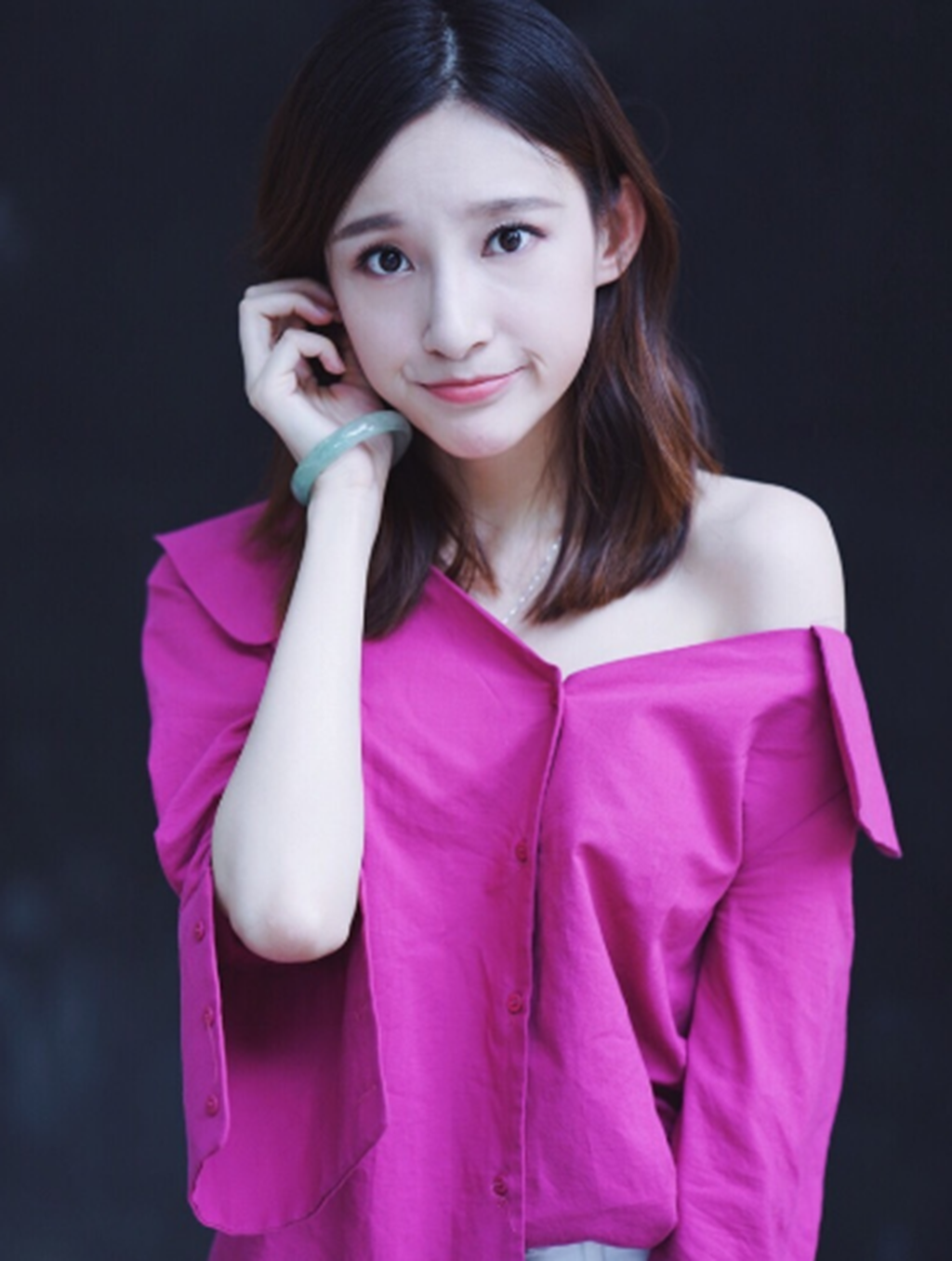 肌肤水润,婀娜多姿——世界杯央视豪门盛宴主持马凡舒