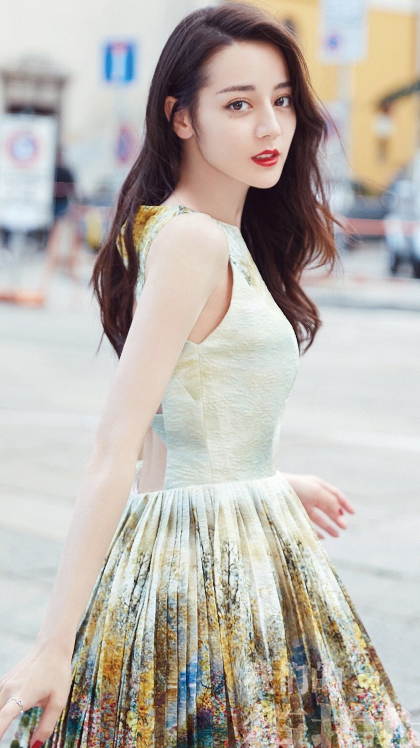 女明星机场街拍,迪丽热巴,唐艺昕,江疏影,佟丽娅,谁更美?