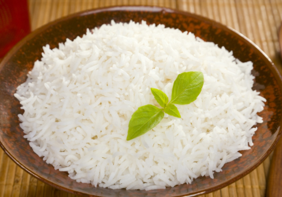 大妈每天卖2大盆米饭,供女儿读书,一份20元,顾客出高价买秘方