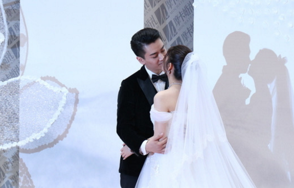 明星的"婚礼吻":吴京最霸气,陈晓羡煞旁人,最后一位让人尴尬