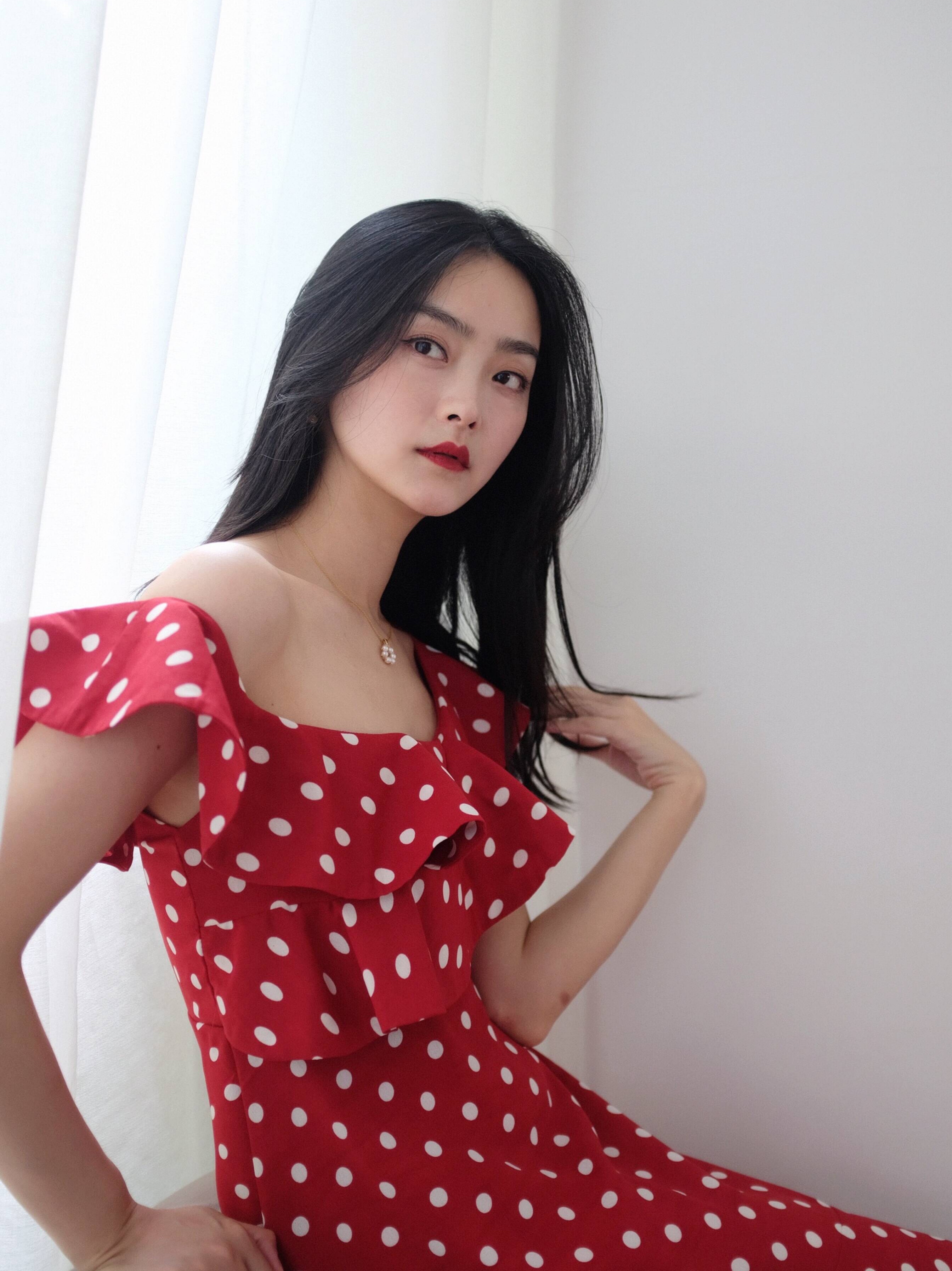 秀色可餐的女子,身穿露半肩的连衣裙