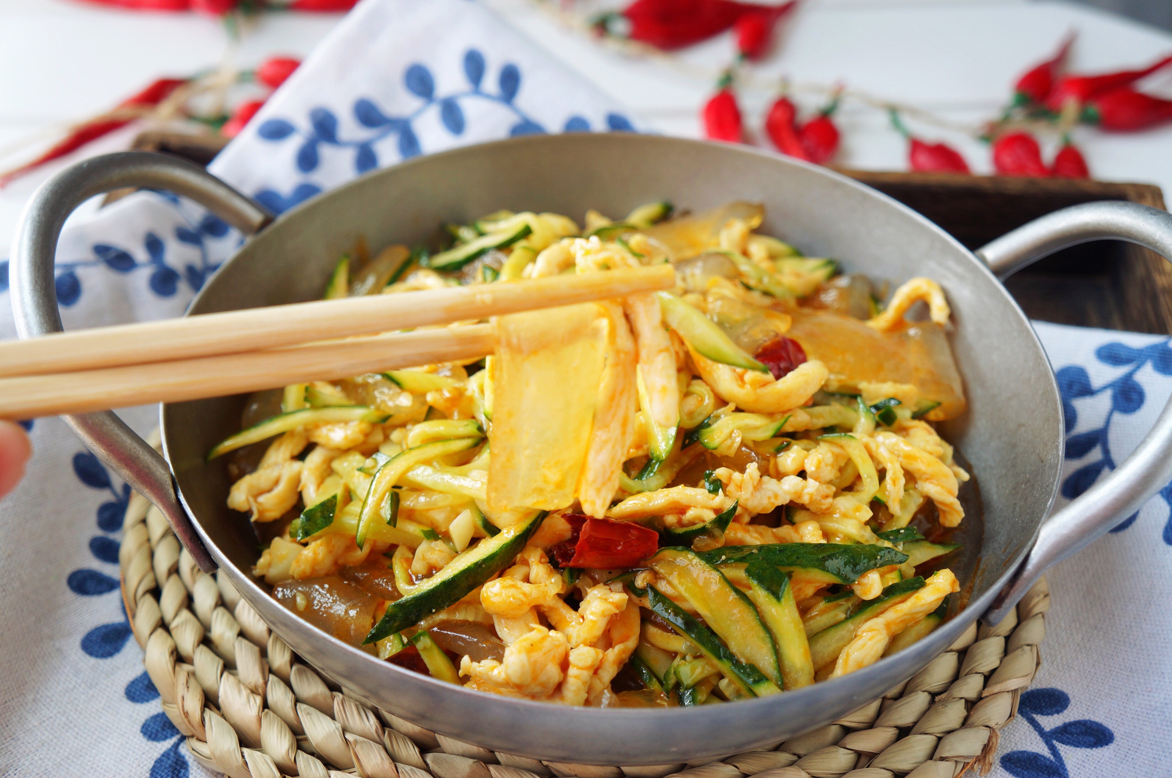 别再只吃凉拌的鸡丝拉皮了,试试快炒,爽滑顺口,三天不吃馋得慌