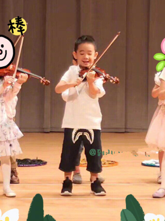 jasper毕业,短裤小提琴混搭风,网友:不愧是陈小春的儿子!