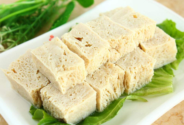 北方人发明冻豆腐,一种传统豆制品,可以制作很多美食