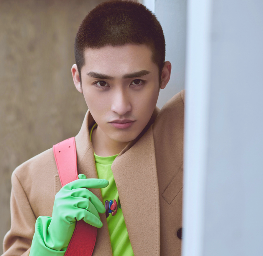 张赫戴着绿手套就出门了,居然没有一点违和感!