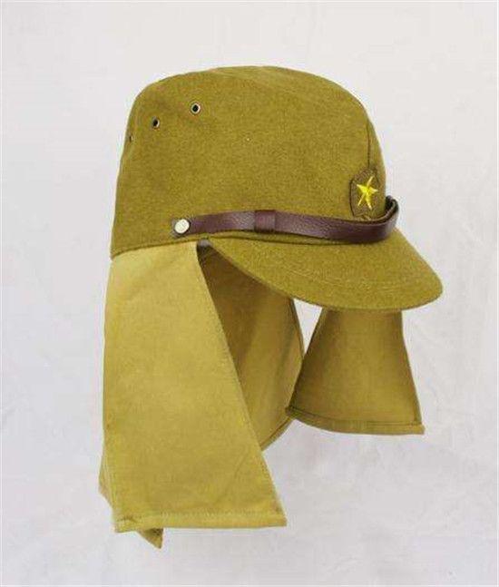 你知道日本鬼子帽子上为什么有那两个屁帘子吗?你绝对想不到