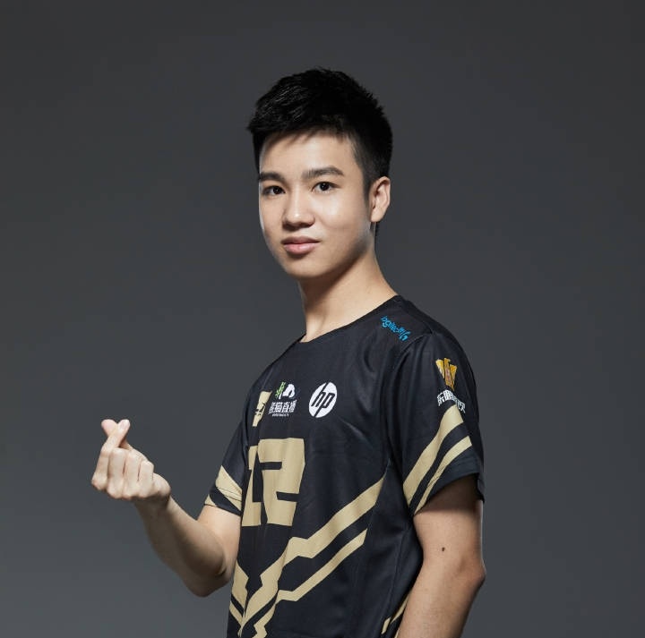 rng发布队员2018夏季赛定妆照,网友直呼比心少年mlxg耍帅少年uzi