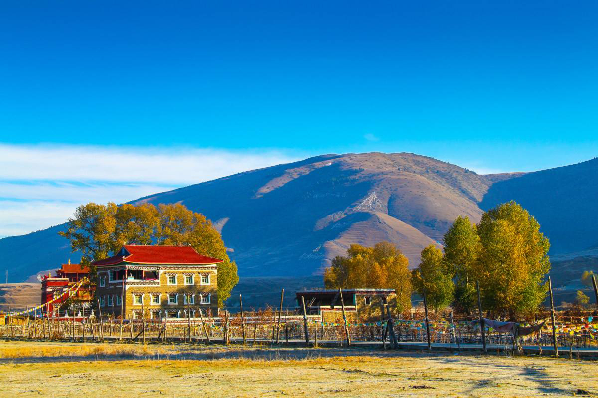 稻城亚丁三神山    稻城三神山藏语念为"贡嘎日松贡布",意为"终年积雪