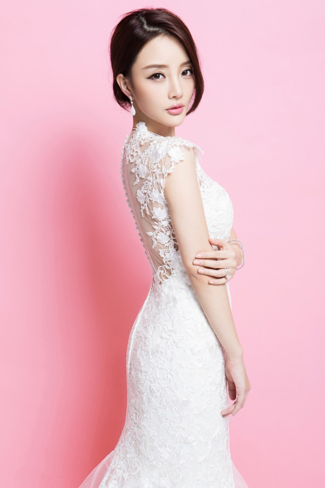 李小璐微露的酥胸让不少网友大呼性感.