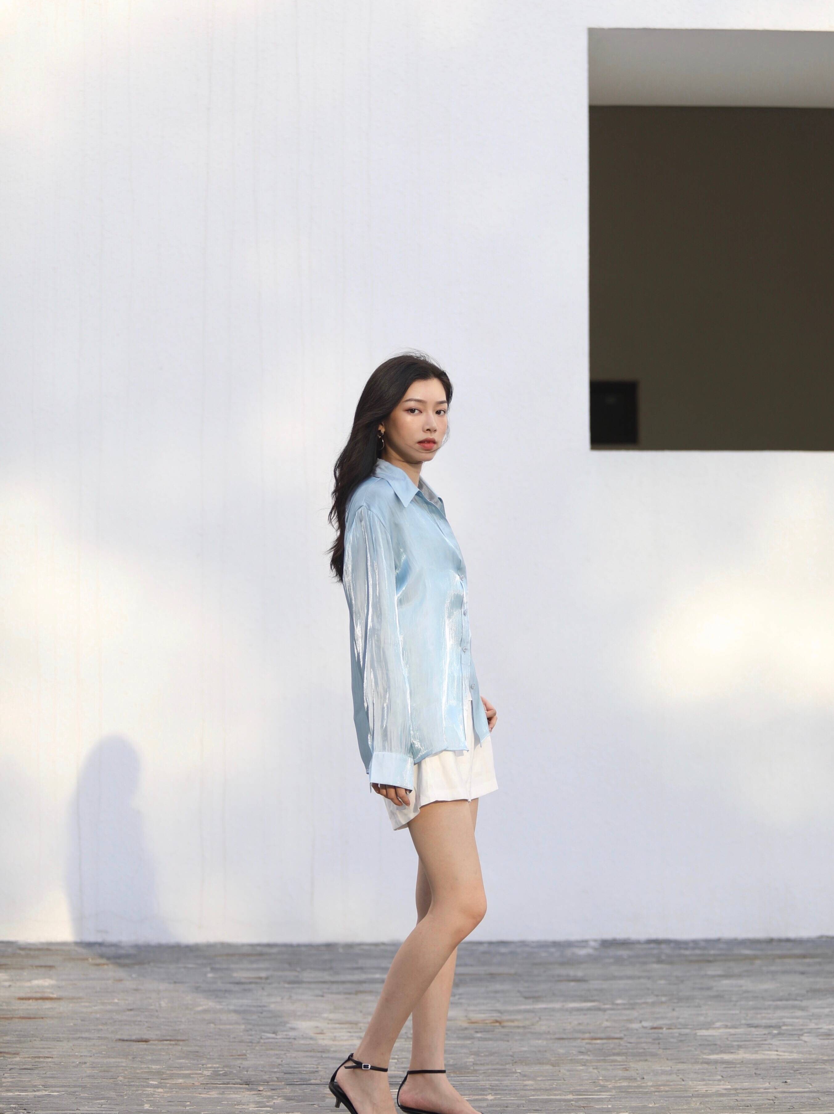 天生丽质的都市丽人,身姿轻盈动人,一身颇具浪漫气息的穿搭.