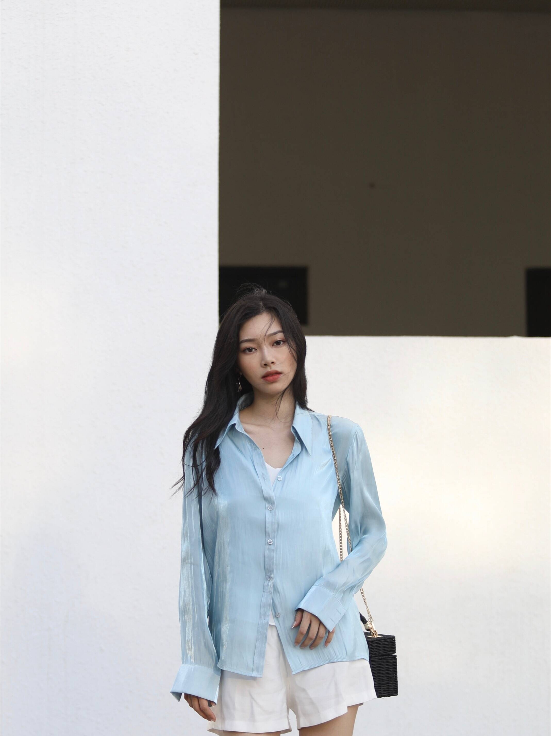 天生丽质的都市丽人,身姿轻盈动人,一身颇具浪漫气息的穿搭.