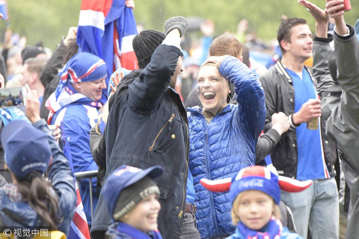 大雨浇不灭热情 他们是最可爱的冰岛球迷