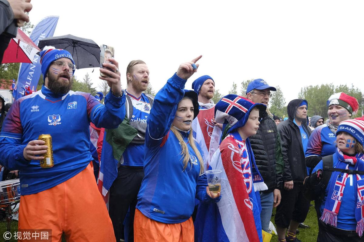 大雨浇不灭热情 他们是最可爱的冰岛球迷