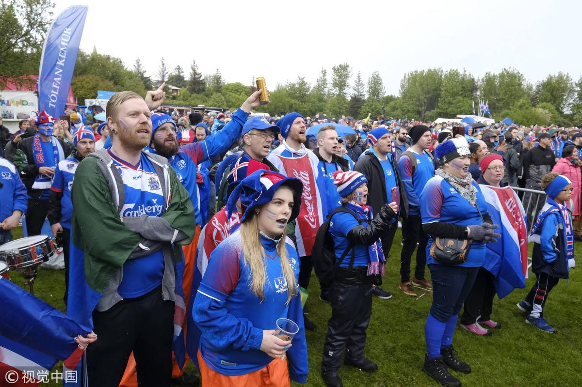 大雨浇不灭热情 他们是最可爱的冰岛球迷