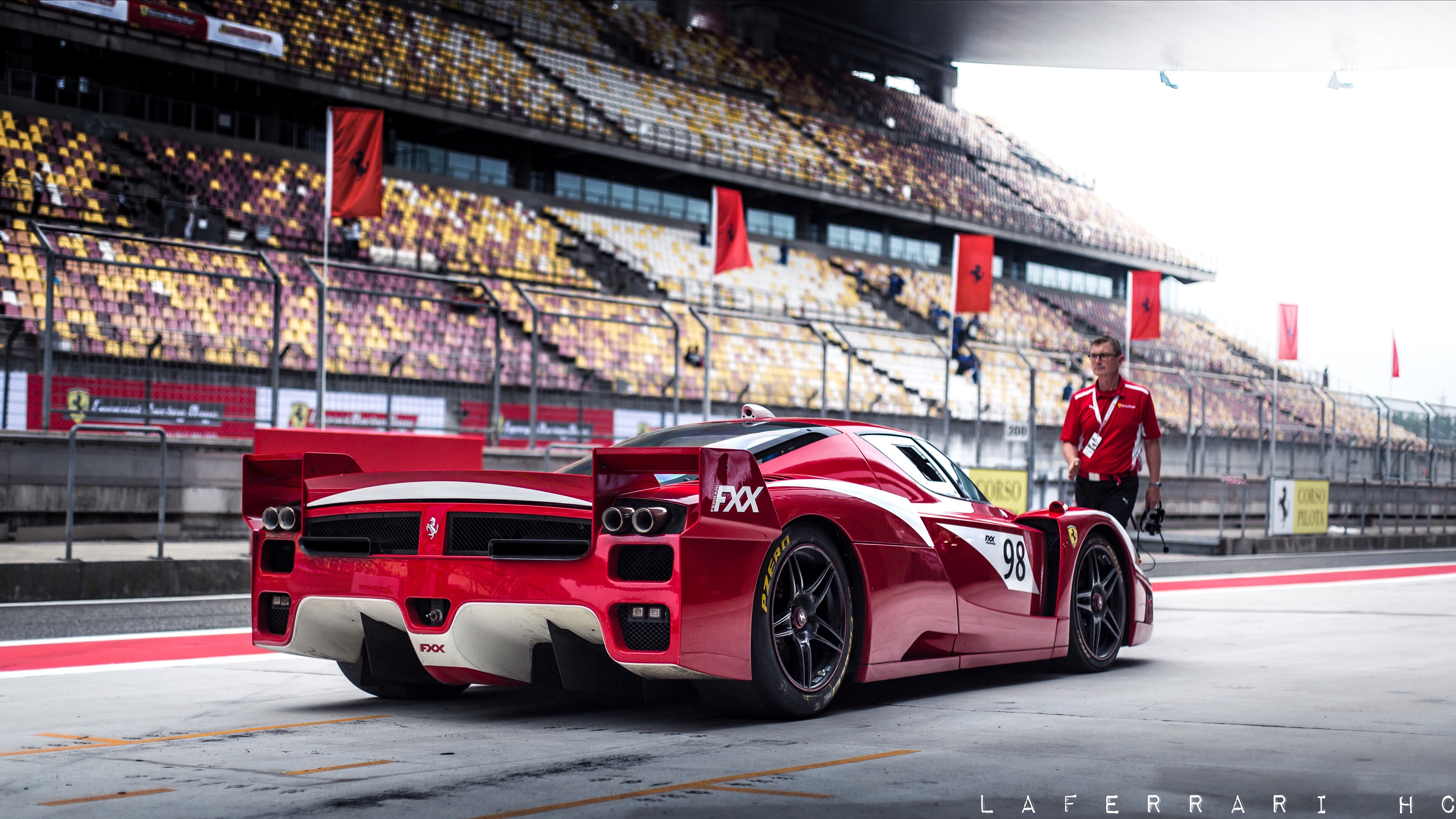 法拉利fxx赛道拍摄,买了不能开回家的超跑,3万块租一圈我也愿意