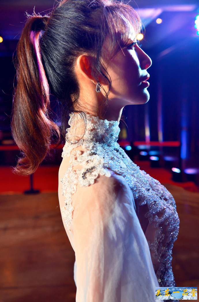 周知身穿修身长裙大秀好身材