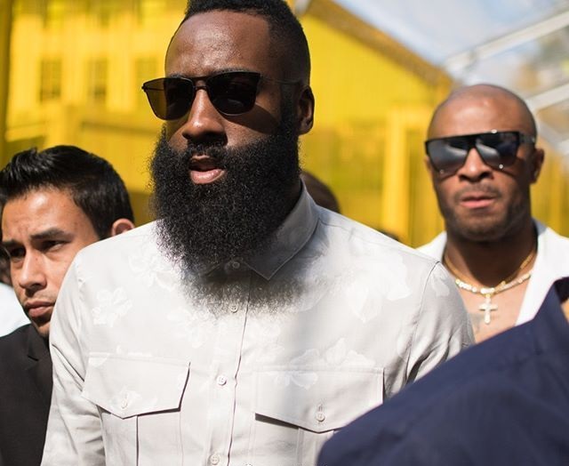 米兰时装秀:哈登墨镜帅气,塔克大佬范,杜江化身小球迷!