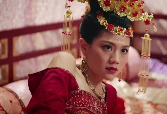 这张照片中郑纯熙剪刀手比v的样子,是不是很俏皮可爱呢?