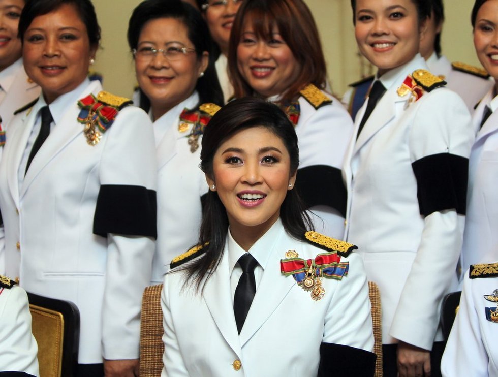 英拉穿军装:镜头拍下的侧脸美丽至极,笑起来的样子倾城倾国!