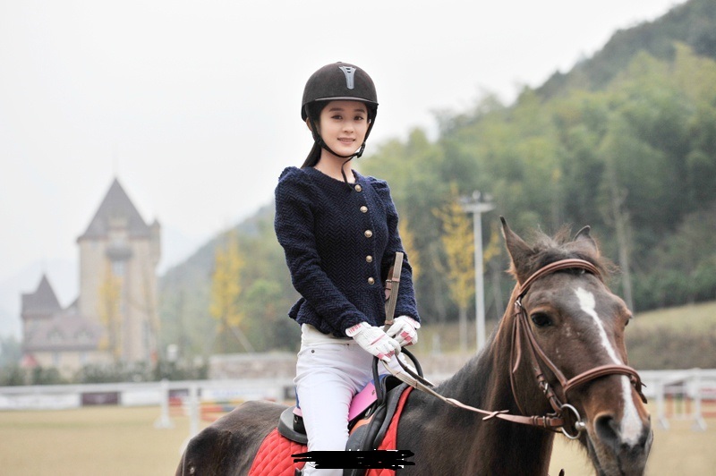 6位女星骑马照,赵丽颖帅气,范冰冰霸气,看到最后一个我笑了