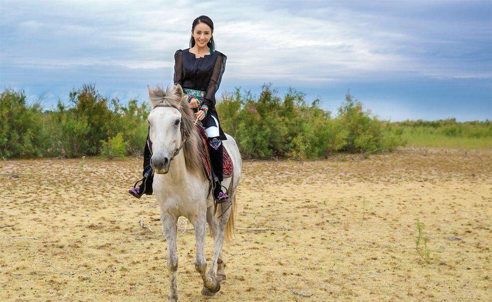 6位女星骑马照,赵丽颖帅气,范冰冰霸气,看到最后一个我笑了