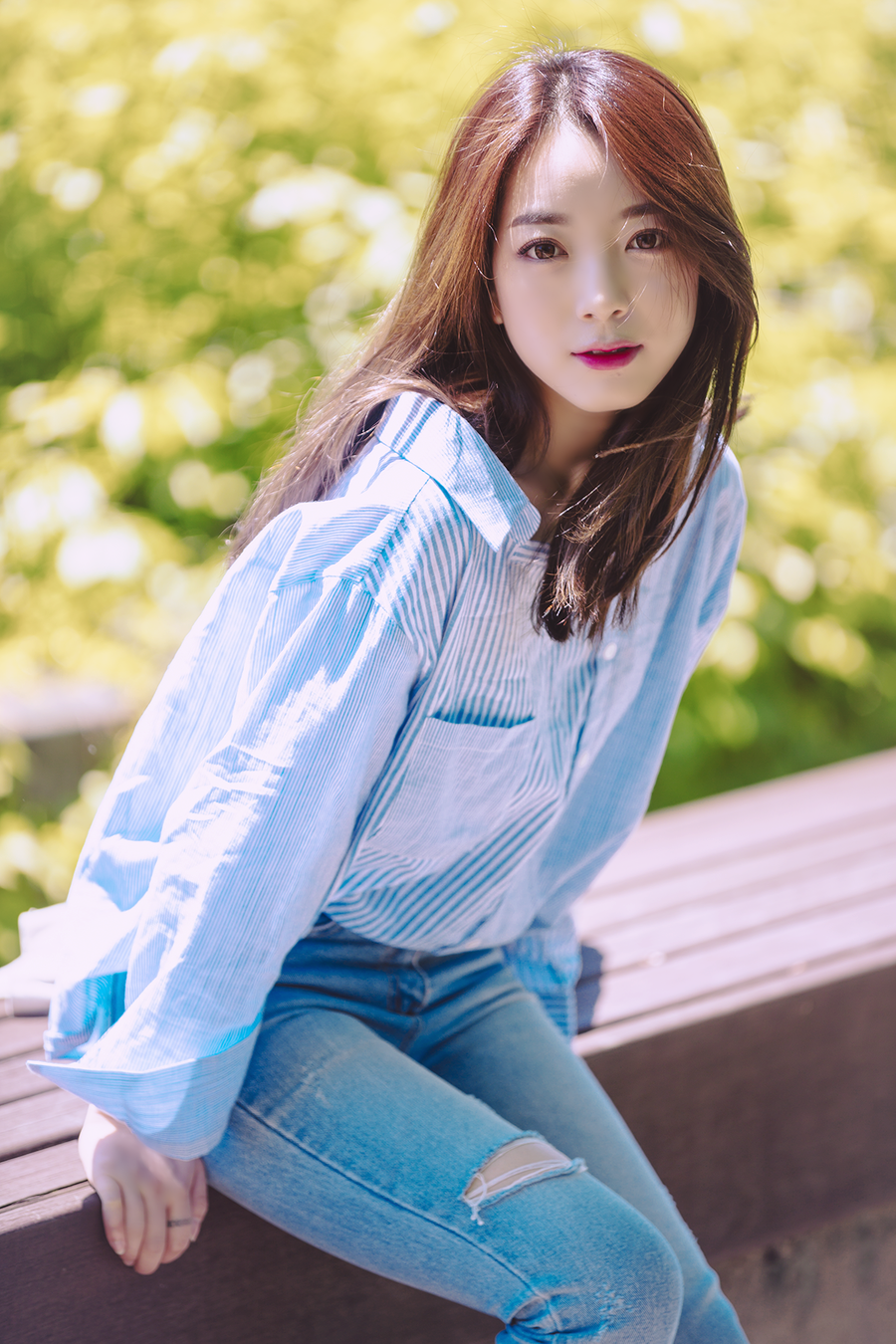 一个青春美丽,笑容怡人的长发姑娘