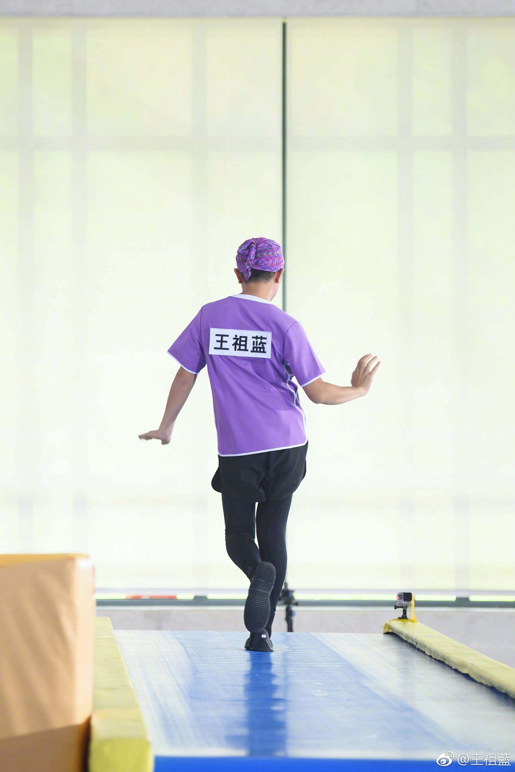 王祖蓝呐喊:时刻都要保持自信,拥有完美的发型和走位!