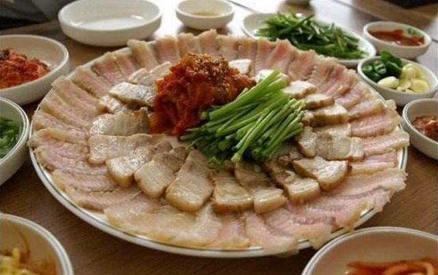 你想的也没错,韩国屎酒就是用6岁以下儿童的粪便酿造而成,据说是大补.