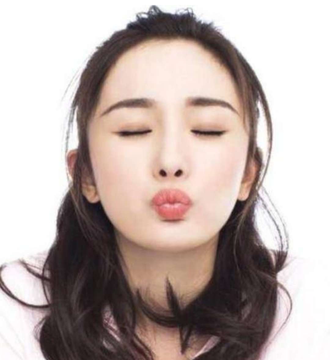 最美女星嘟嘴卖萌照,赵丽颖超可爱,迪丽热巴太萌了!