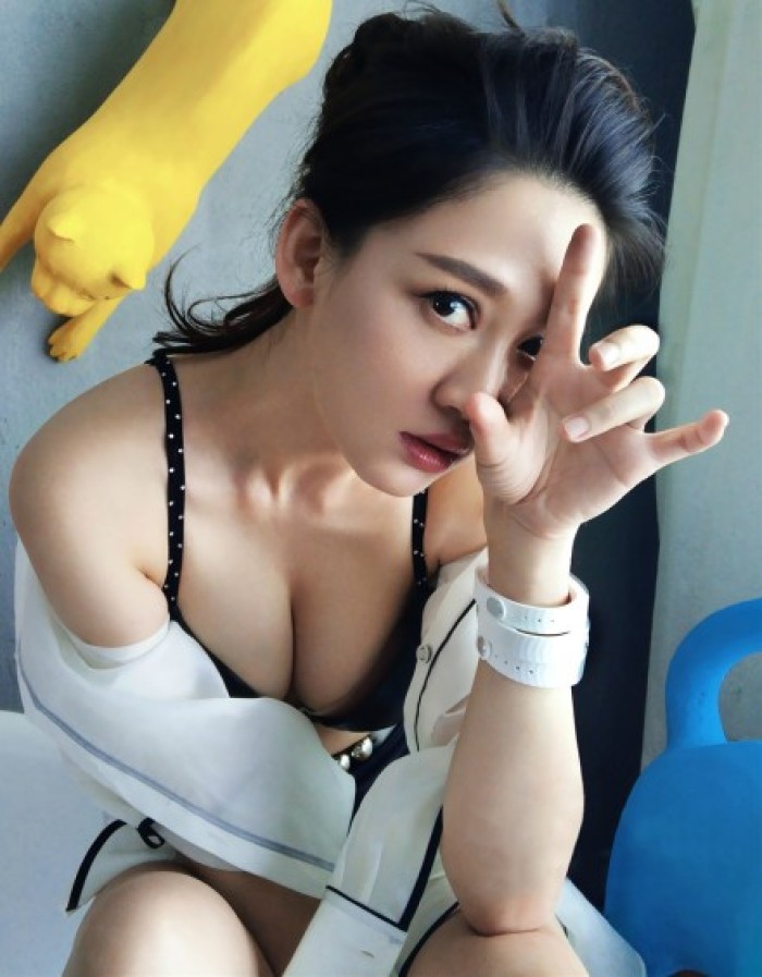 陈乔恩《男人装》写真,图二花容月貌,图五白璧无瑕!