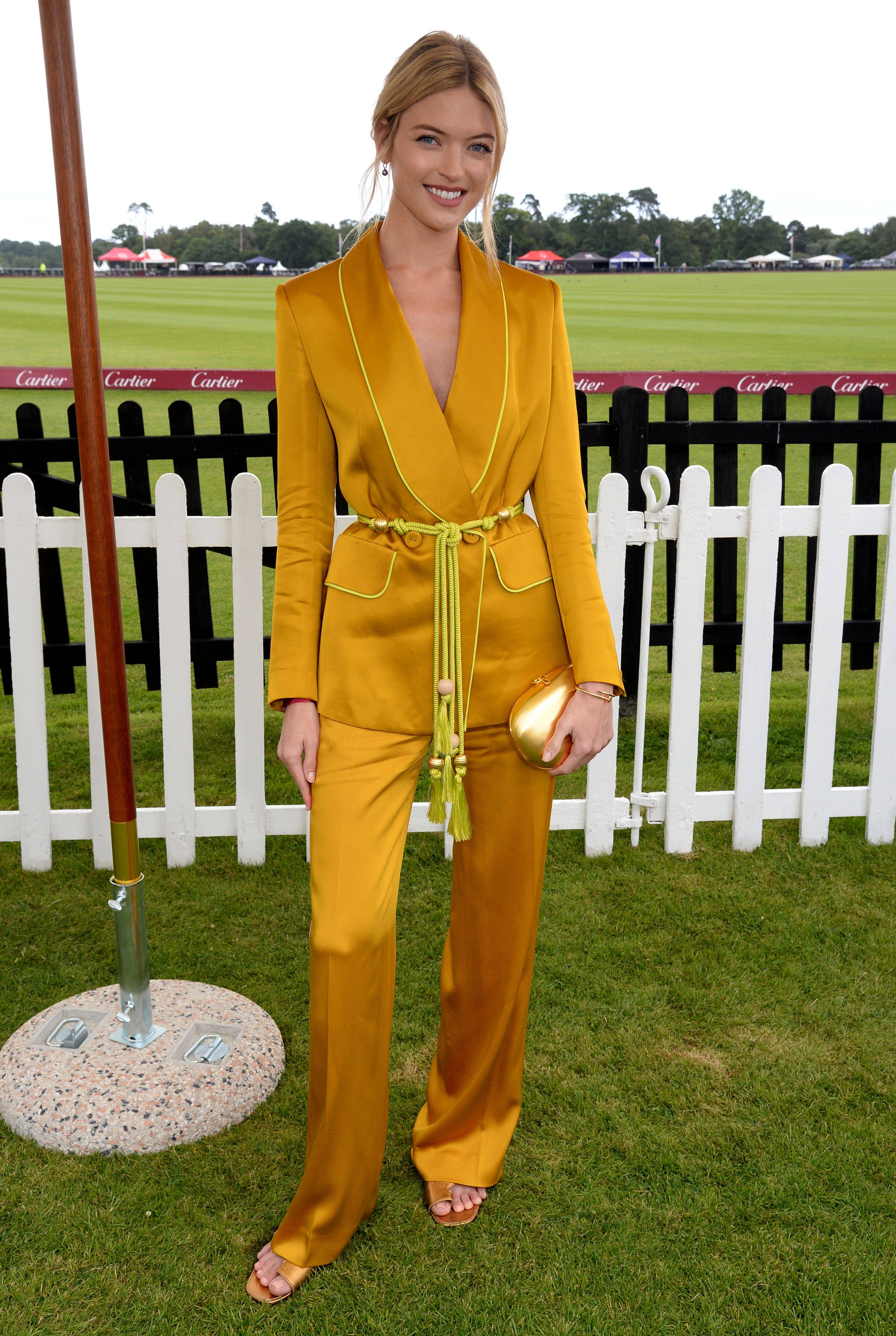 维密超模martha hunt,出席马球会,金光闪烁很好看!