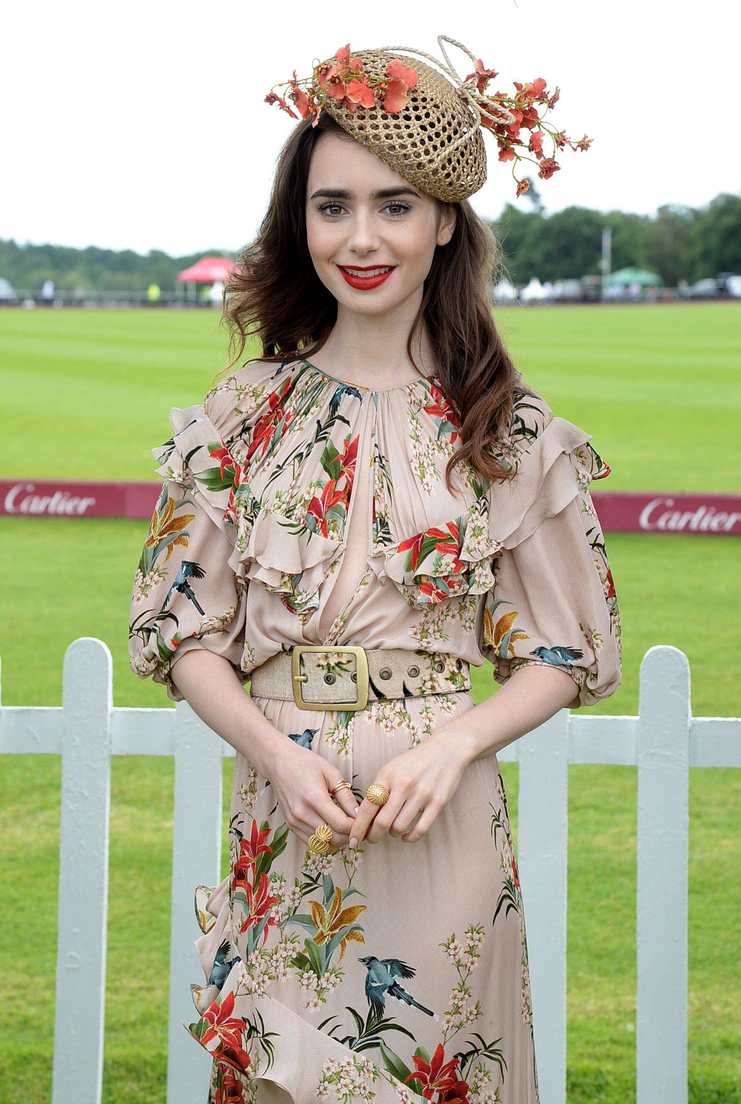 lily collins出席卡地亚和英国女王举办的马球会,甜美的小公主!