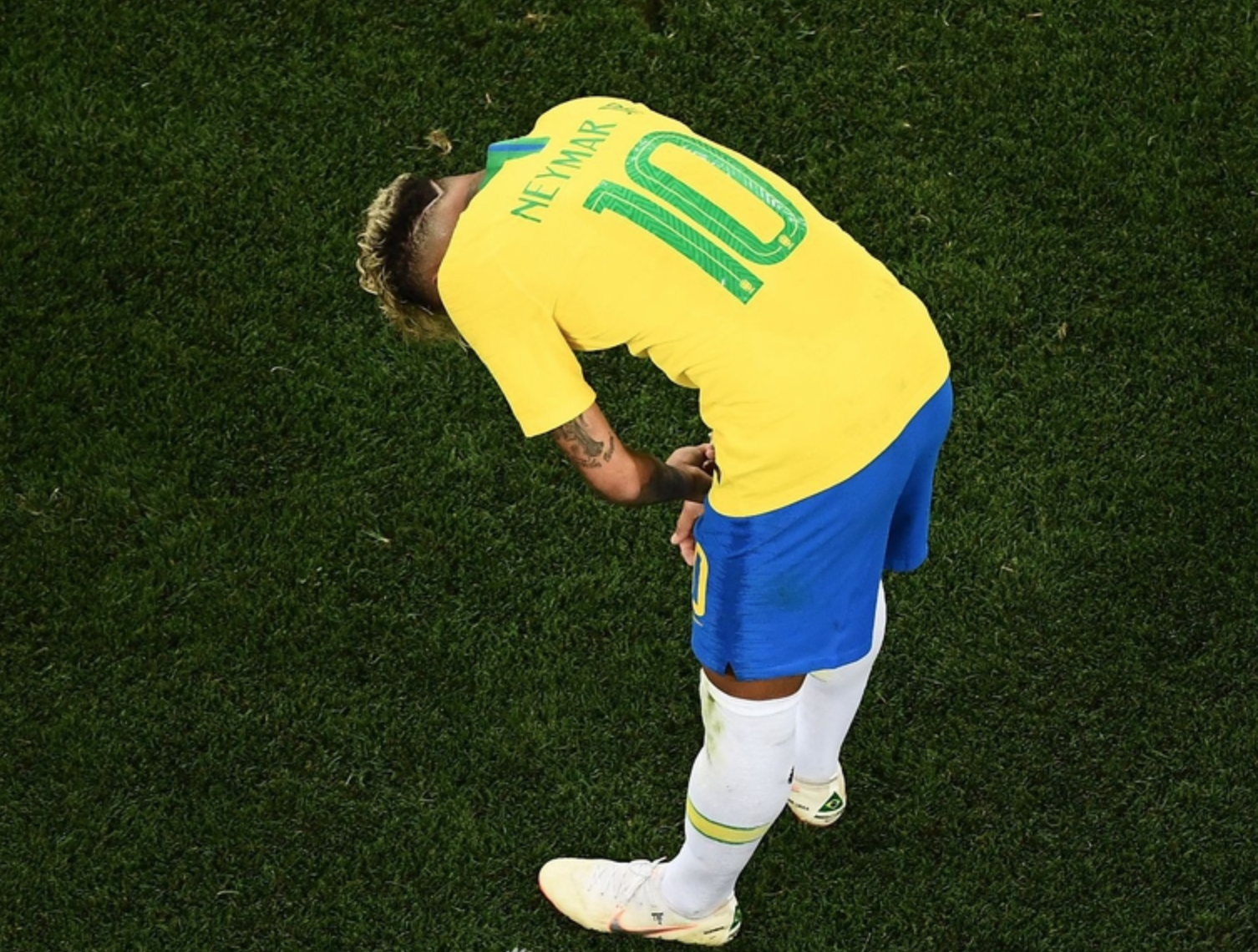 内马尔离场时难掩失落