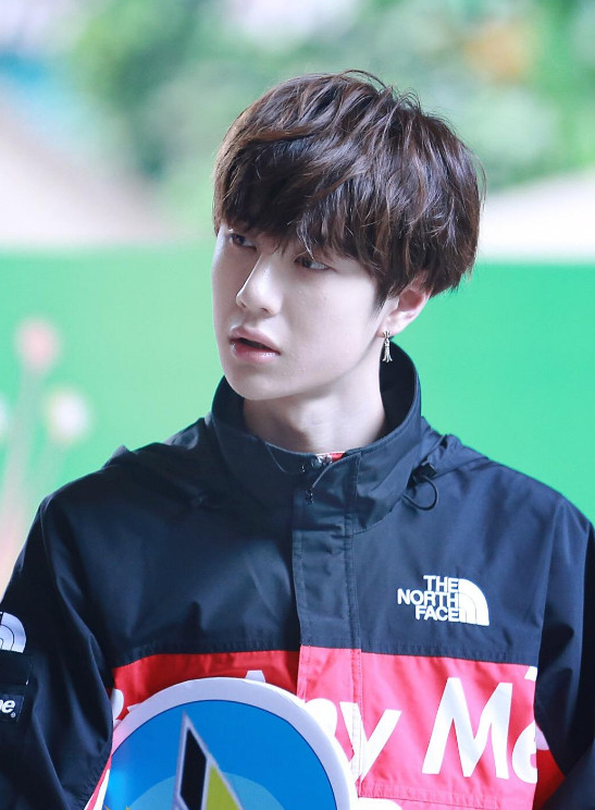 本以为鹿晗的腹肌很帅了,直到王一博剪了紫色齐刘海,我看傻了