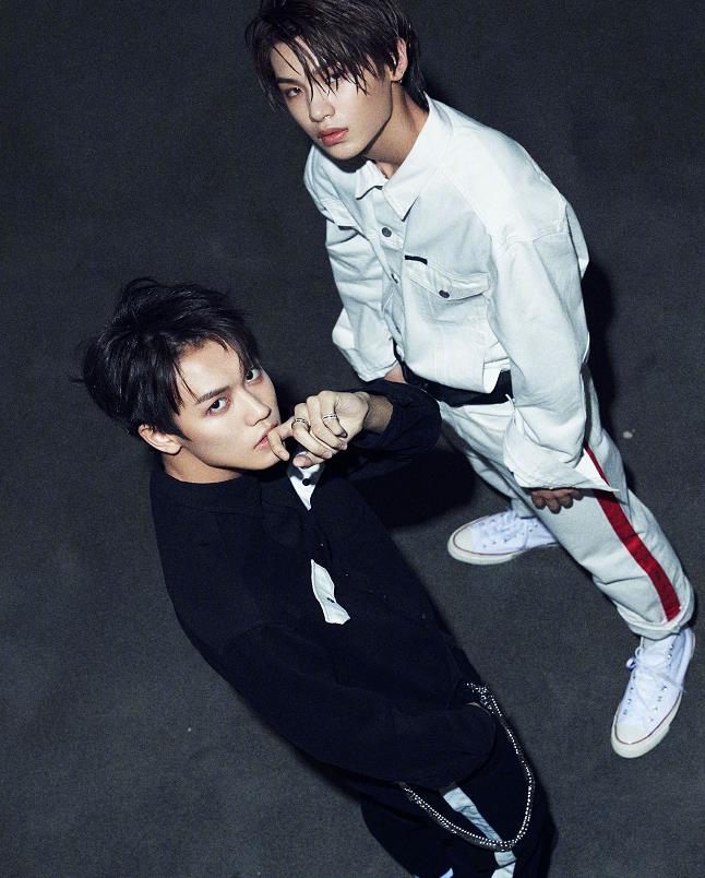 ninepercent《红秀》封面和内页大片,九位少年演绎不同的时尚风格