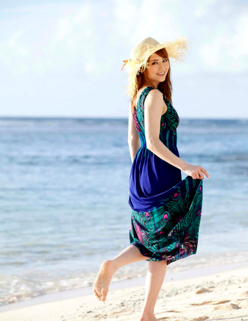 戚薇海边照,身穿露肩毛衣调皮可爱中带一点妩媚!