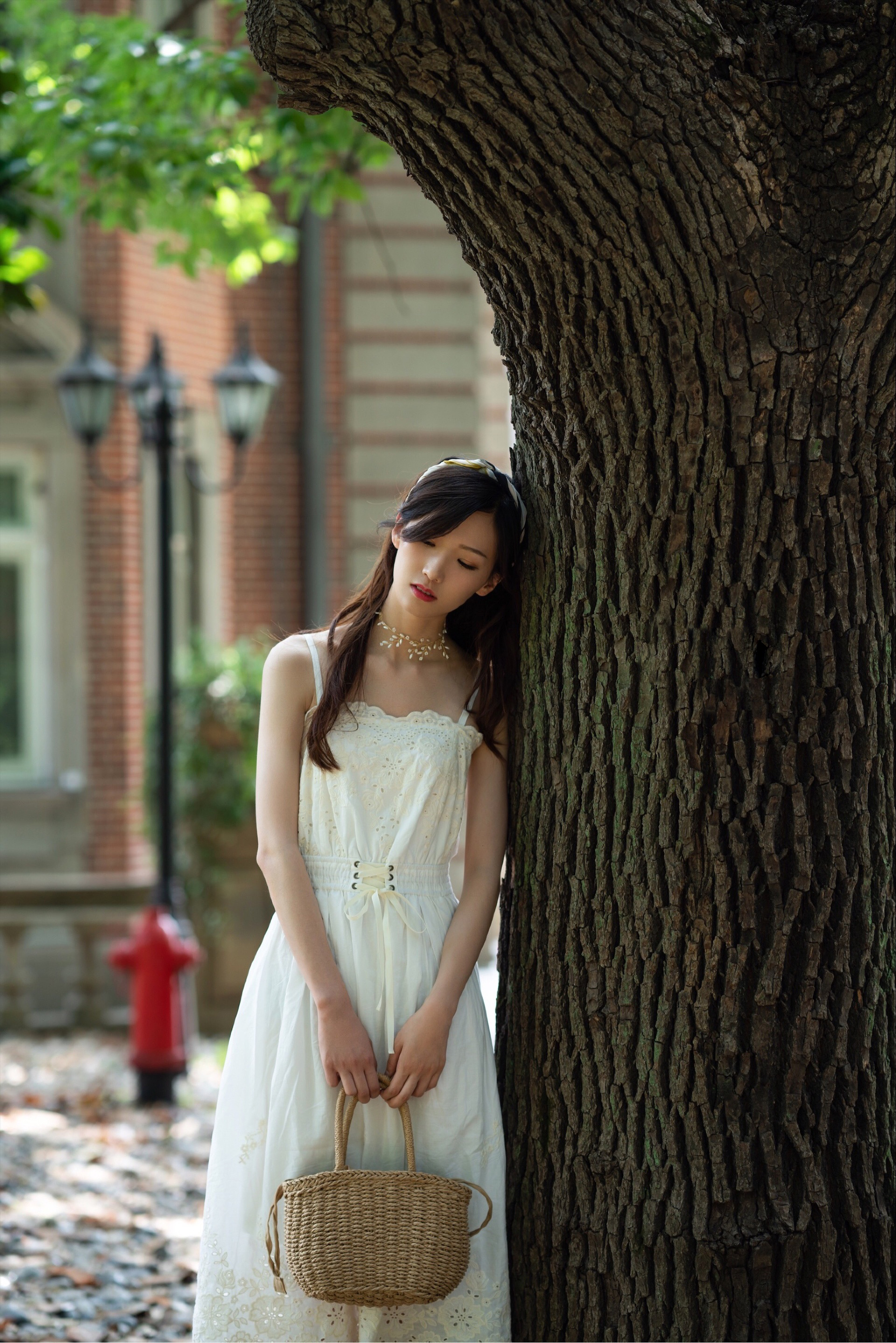 人像摄影 夏季庭院里的白裙 转载自百家号作者:情感观察者